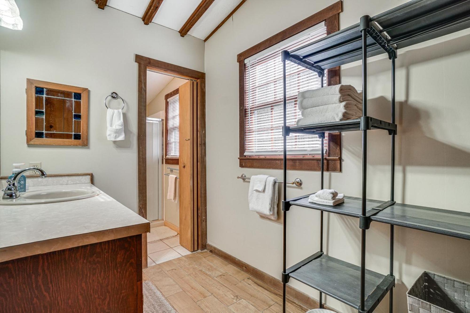 Charming Cabin With Fire Pit And Decks About 7 Mi To Helen Sautee Nacoochee Eksteriør bilde