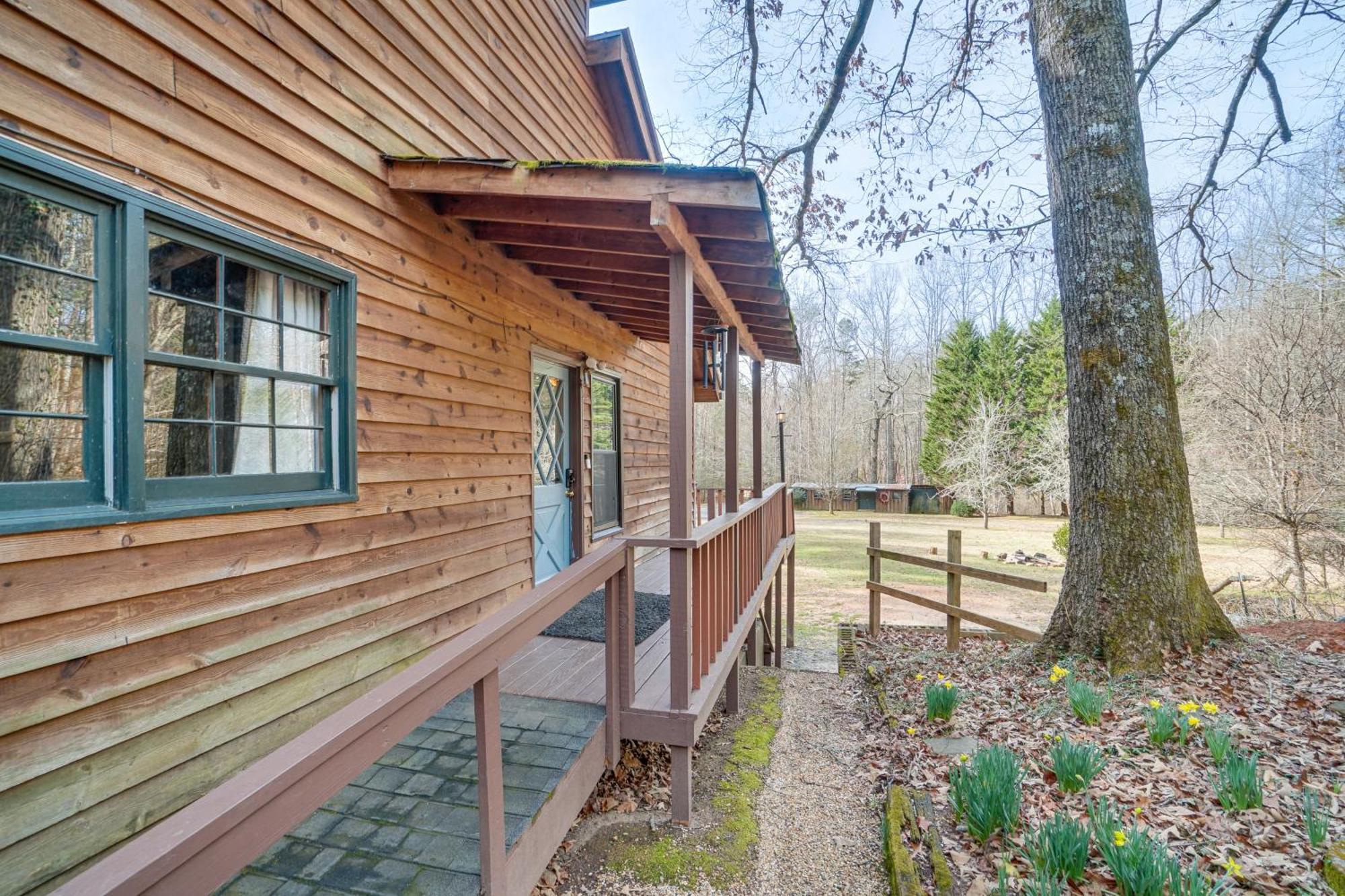 Charming Cabin With Fire Pit And Decks About 7 Mi To Helen Sautee Nacoochee Eksteriør bilde